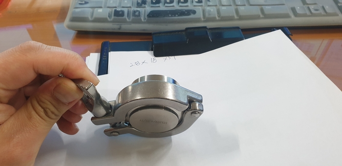 It is a Welding Pipe Clamp Blind Ferrule type