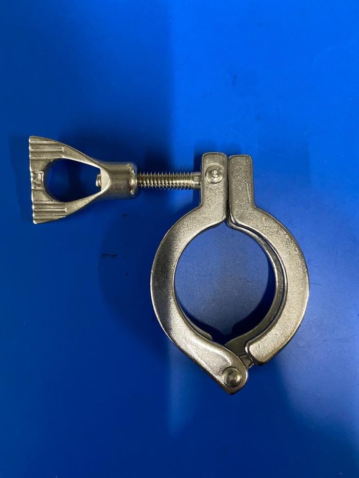 It is a pipe welding clamp and it is composed to Clamp Body, 2 Ferrule and Gasket.